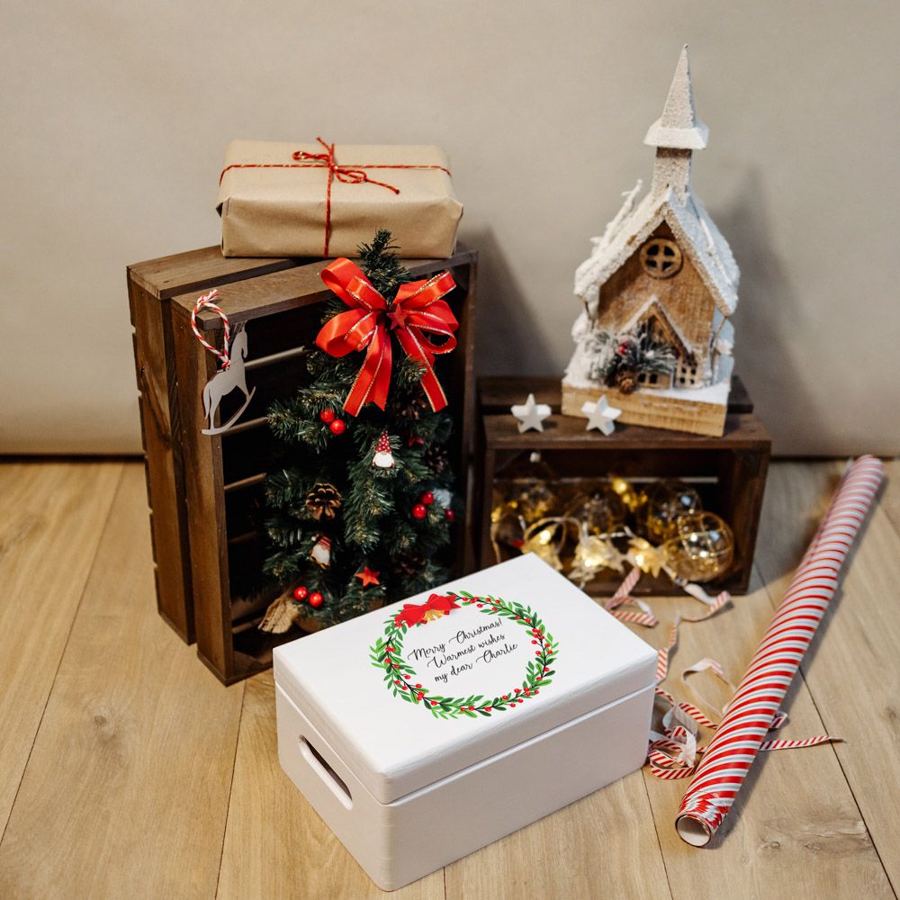 Świąteczne drewniane pudełko z rączkami pomalowane na biało, personalizowane, 30 x 20 x 14 cm